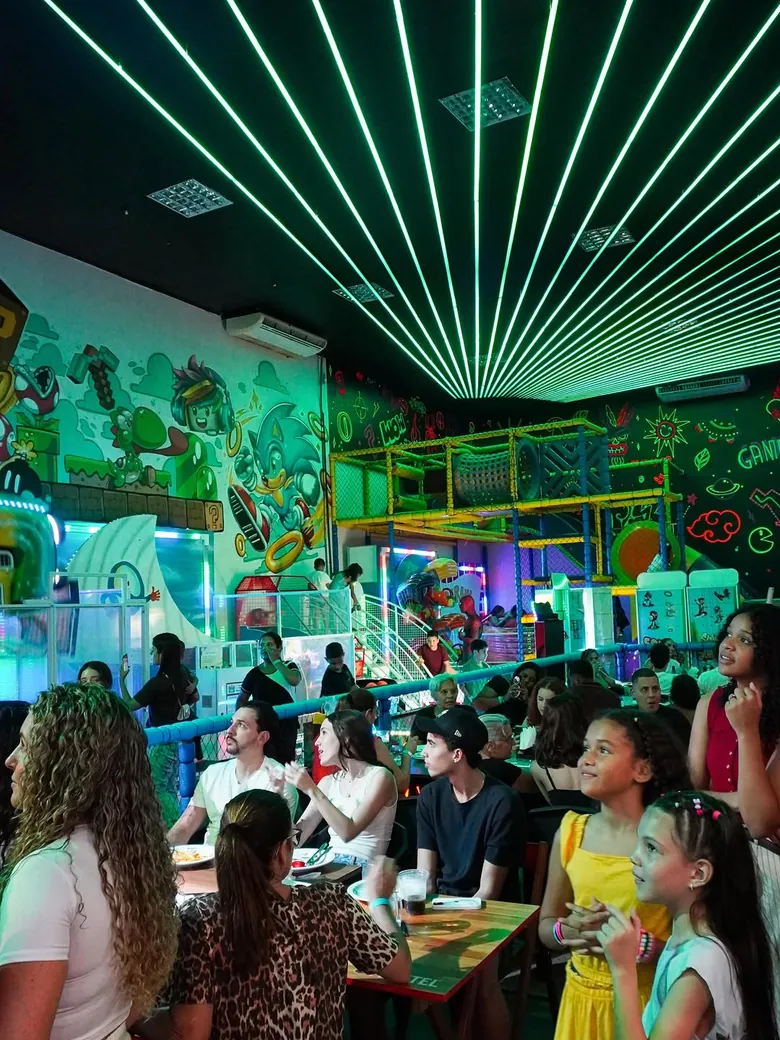 Ambiente em neon com a criançada brincando