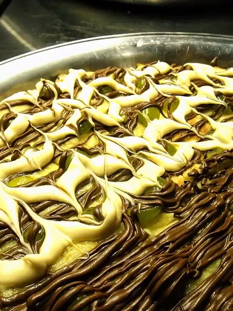 Travessa de sobremesa com creme e chocolate