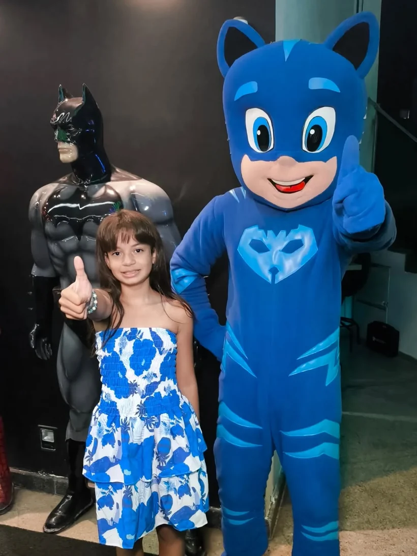 Catboy do PJ Masks com a criançada na festa