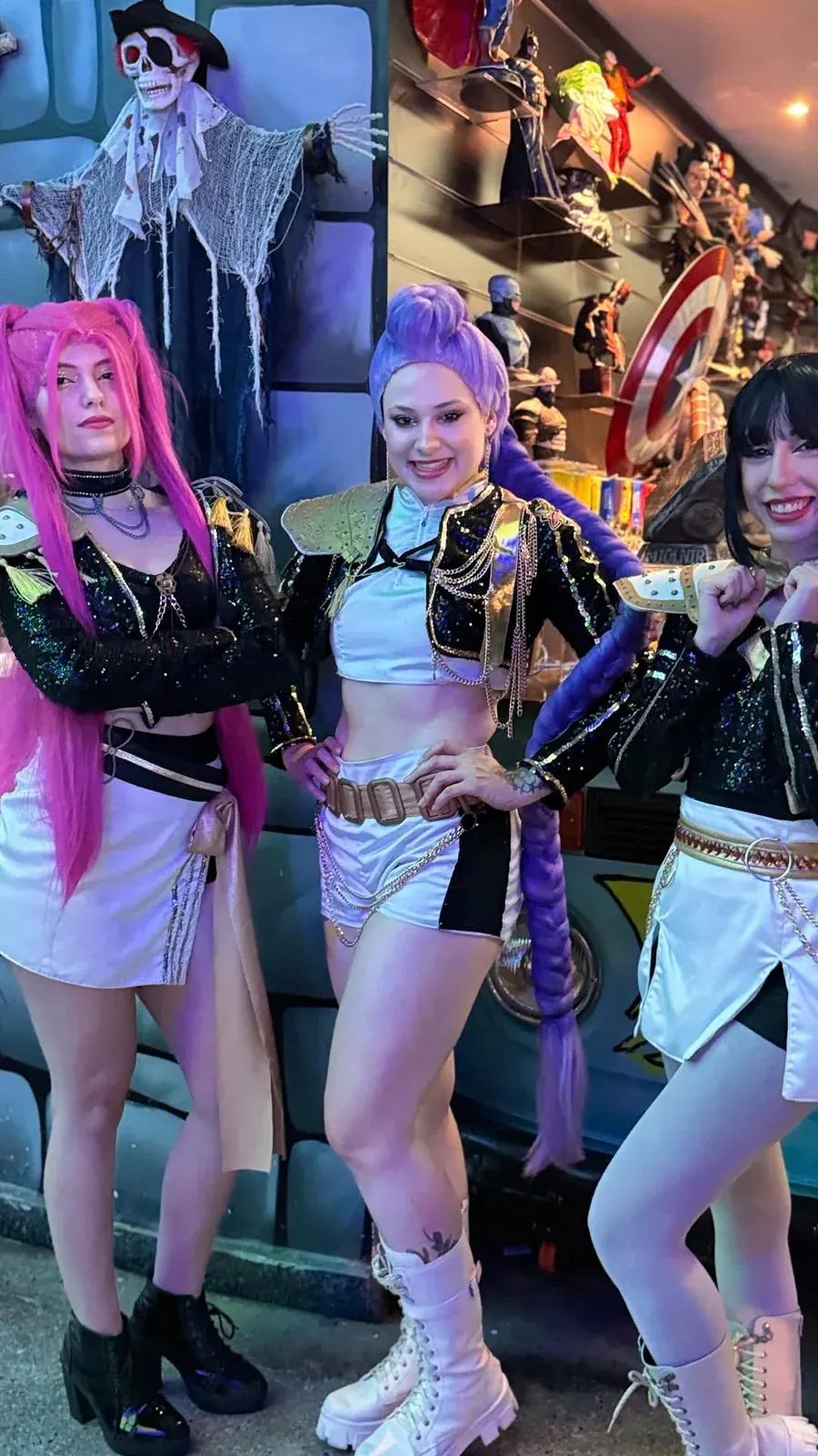 Grupo de personagens ao vivo em apresentação na festa