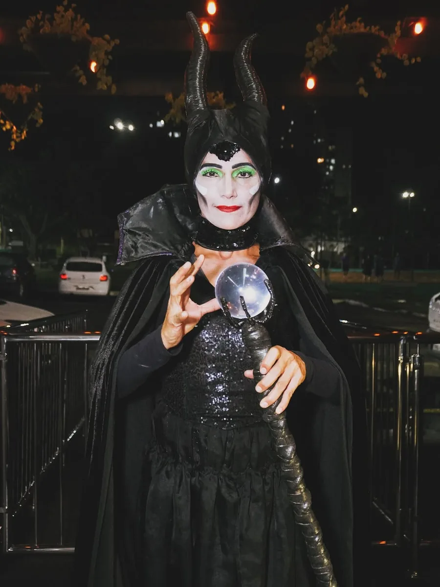 Vilã caracterizada animando a festa infantil