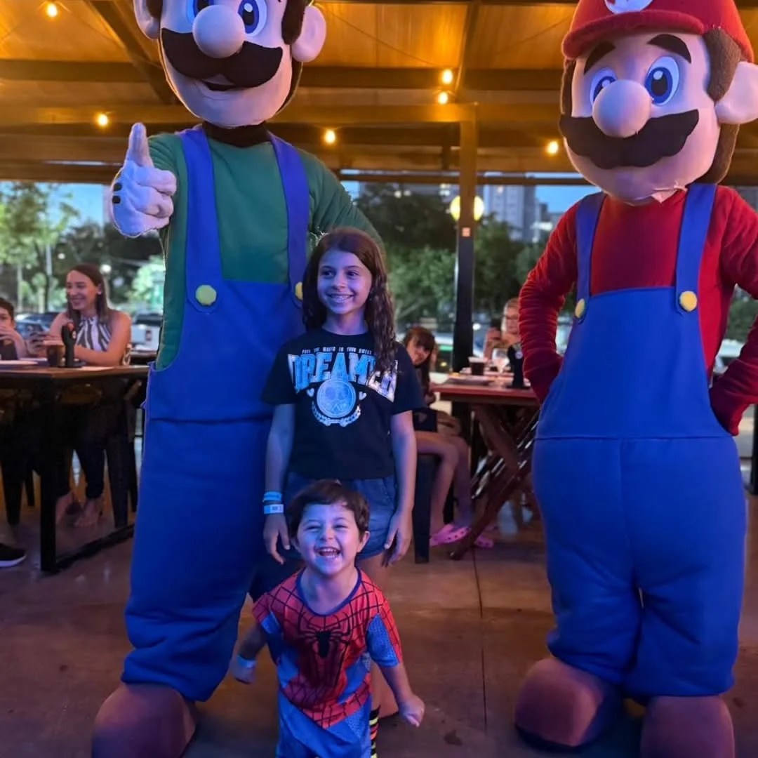 Mario e Luigi ao vivo com a criançada na festa