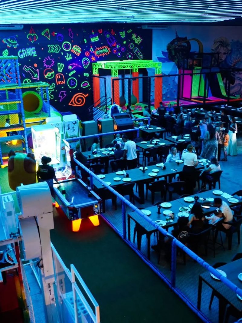 Salão de mesas em neon