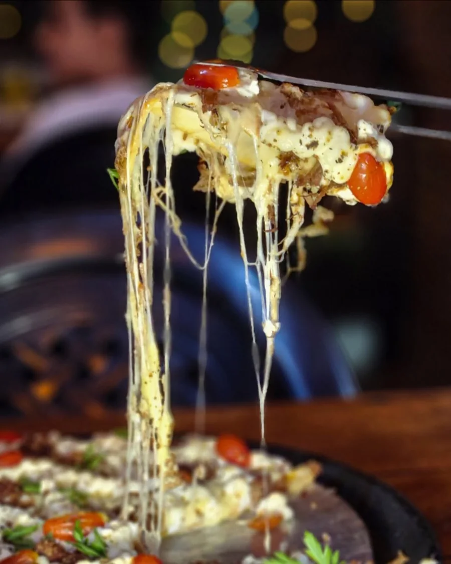 Pizza puxando queijo derretido