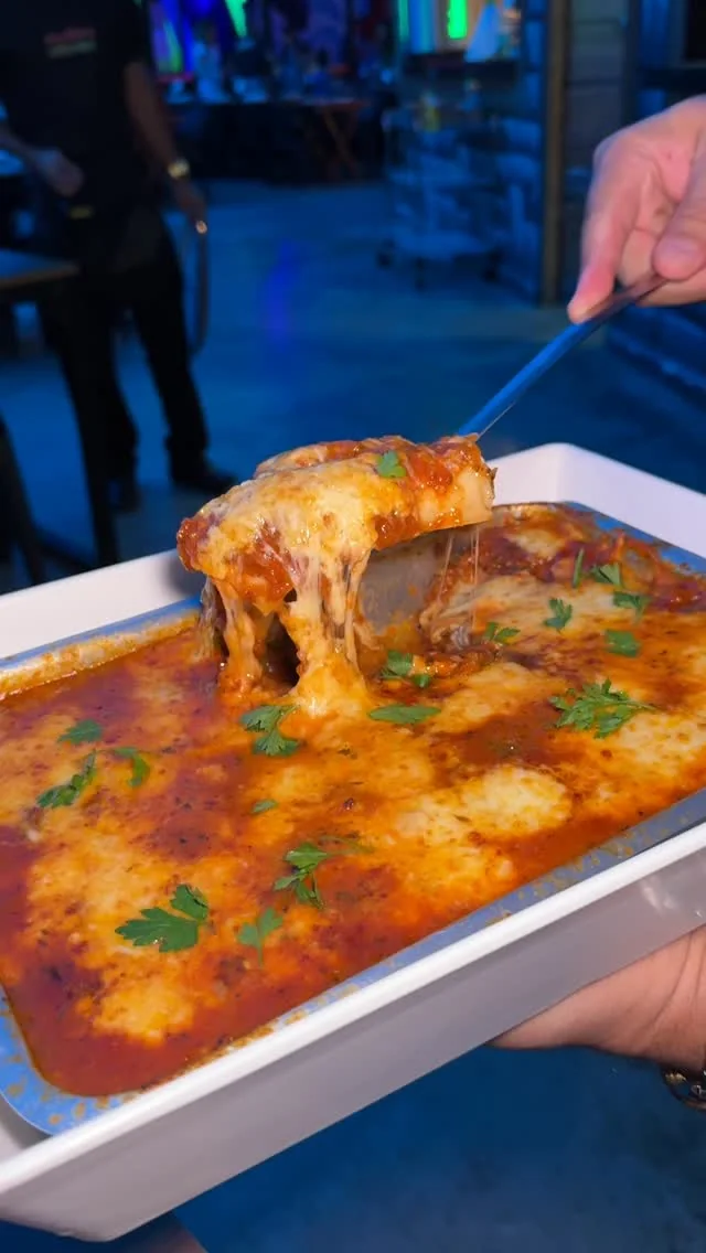 Travessa de massa gratinada servida quentinha no rodízio