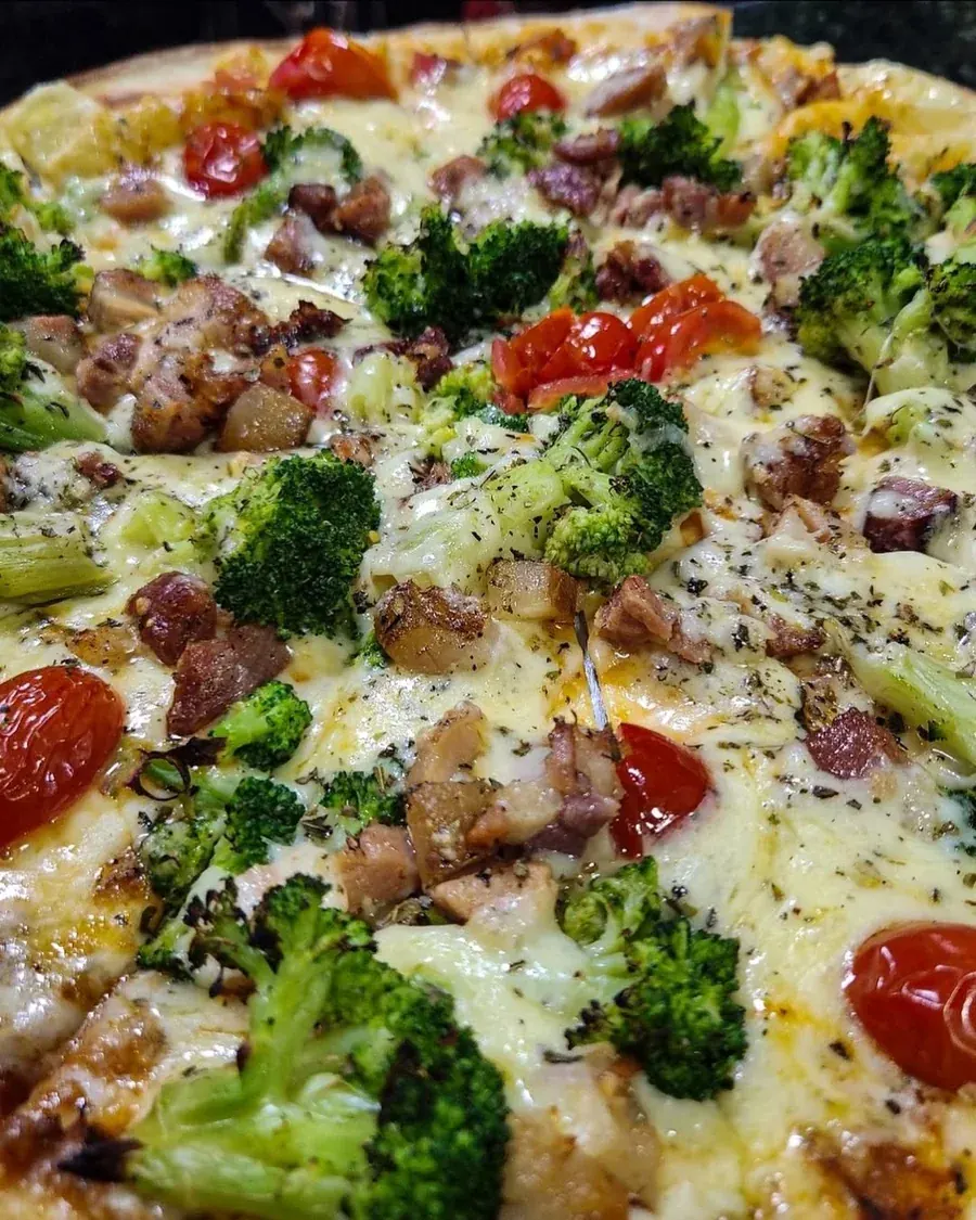 Pizza salgada de brócolis e bacon