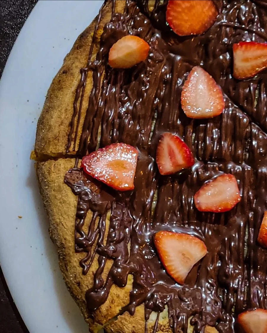 Pizza doce de chocolate com morango