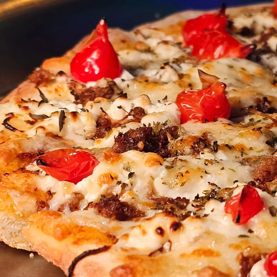 Pizza salgada inteira saindo pra mesa