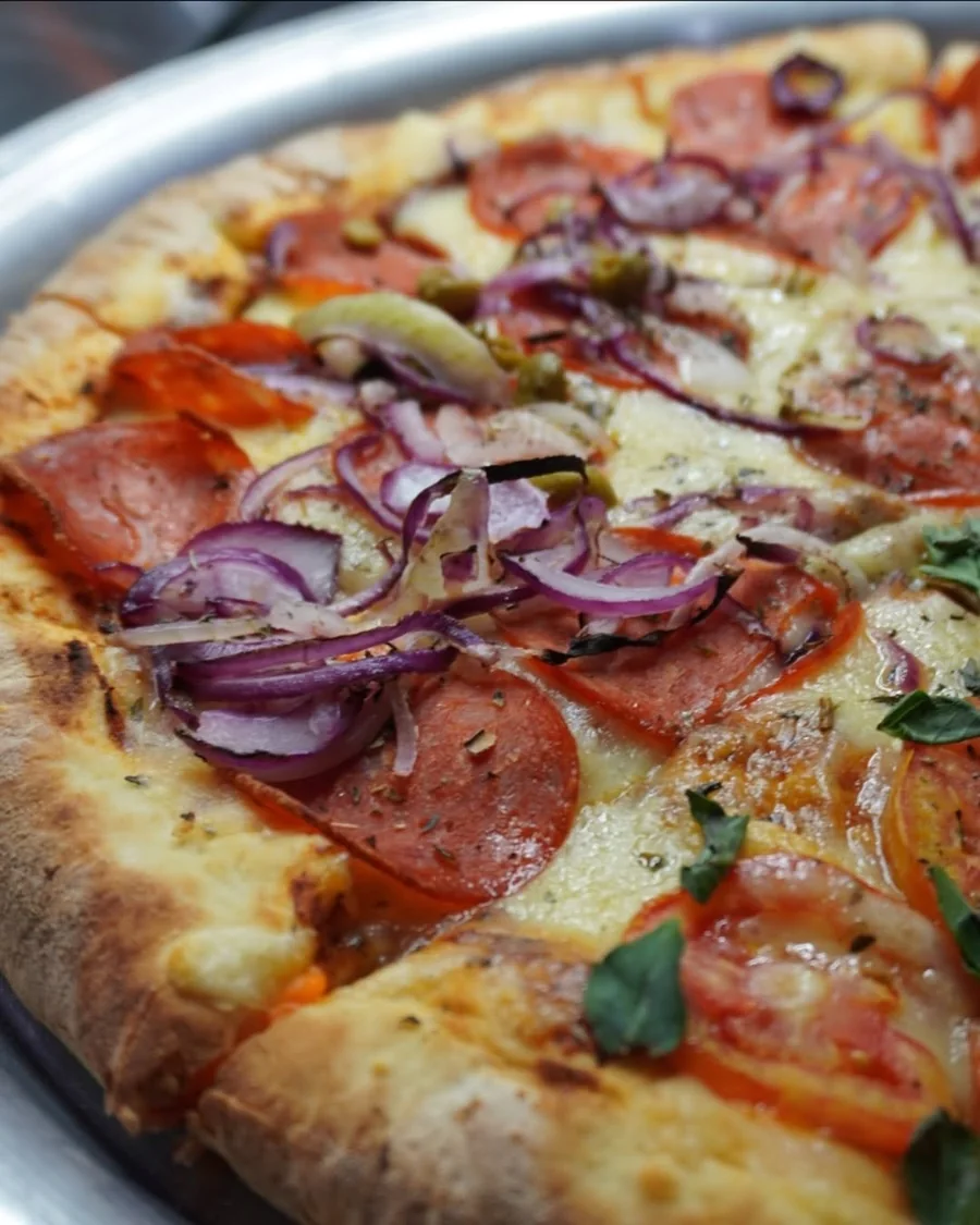 Pizza salgada de pepperoni e cebola roxa