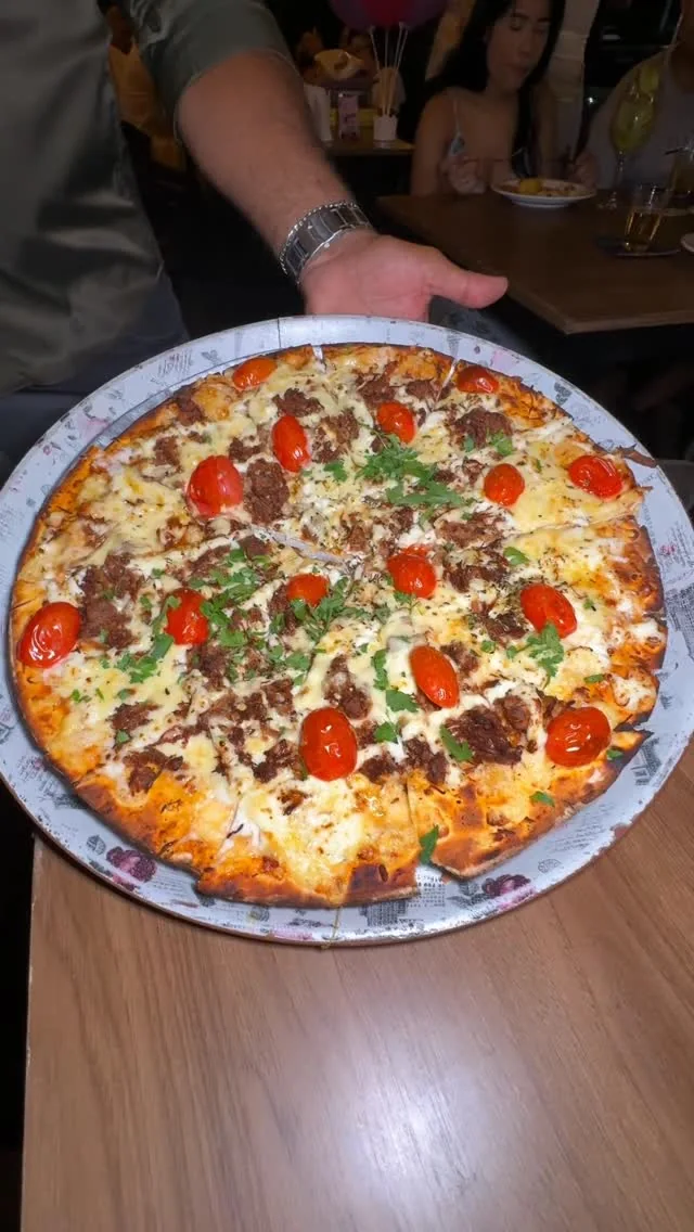 Pizza salgada servida no prato