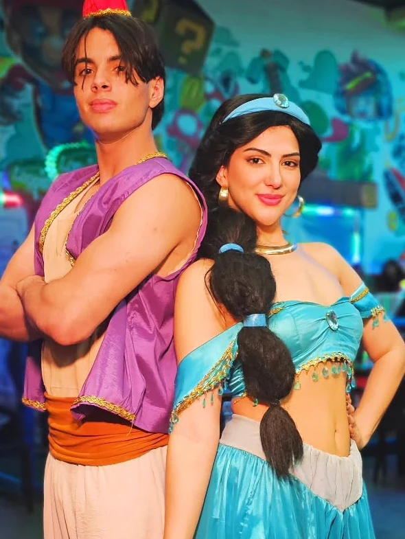 Aladdin e Jasmine ao vivo encantando a criançada