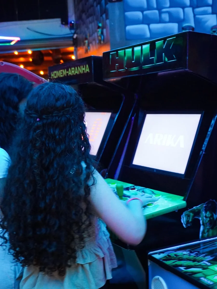 Área de arcade com máquinas e jogos eletrônicos
