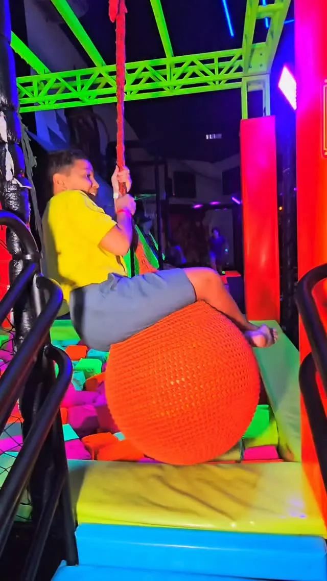 Cubo de bolinhas e brinquedos infláveis coloridos